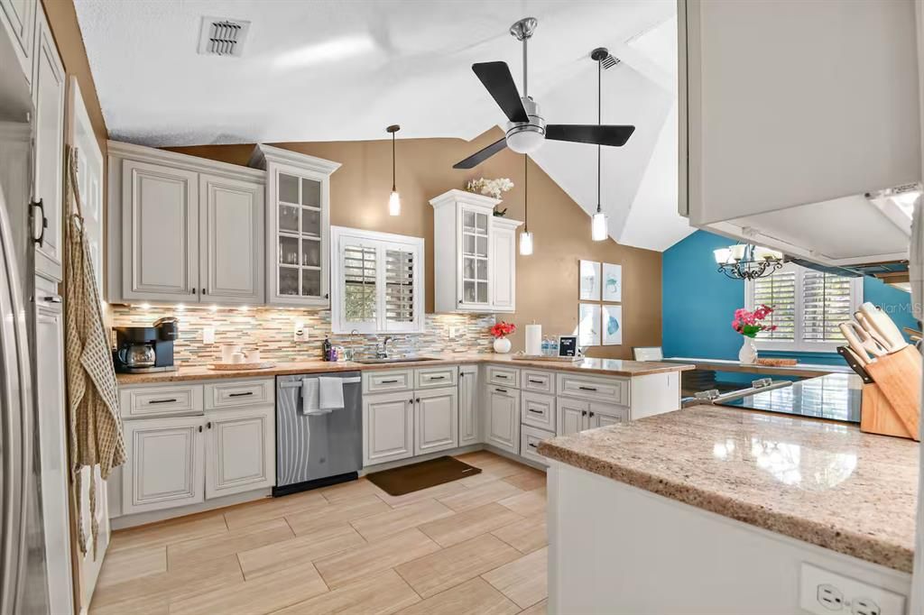 En Venta: $915,000 (4 camas, 3 baños, 2475 Pies cuadrados)