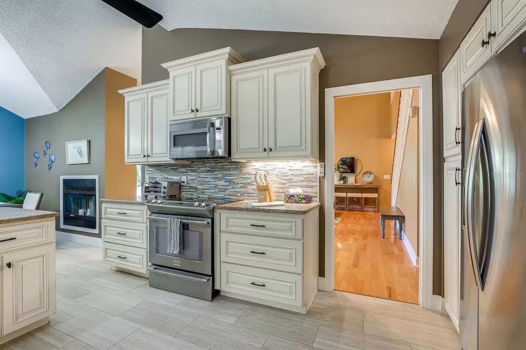 En Venta: $915,000 (4 camas, 3 baños, 2475 Pies cuadrados)