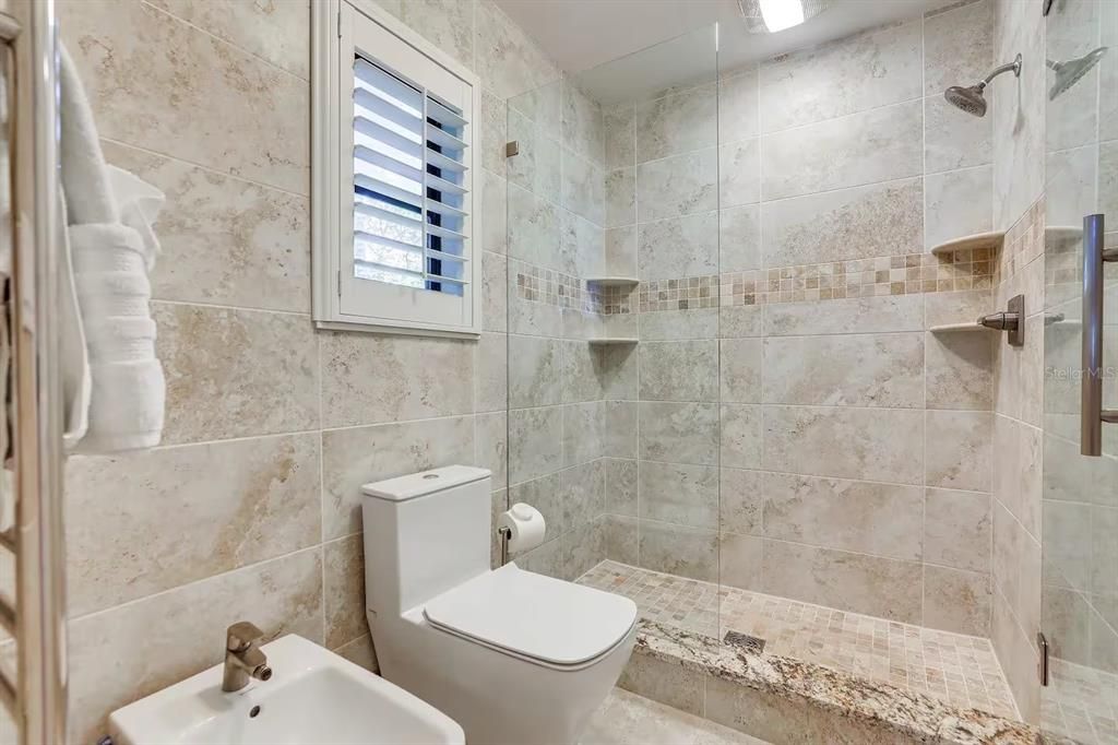 En Venta: $915,000 (4 camas, 3 baños, 2475 Pies cuadrados)