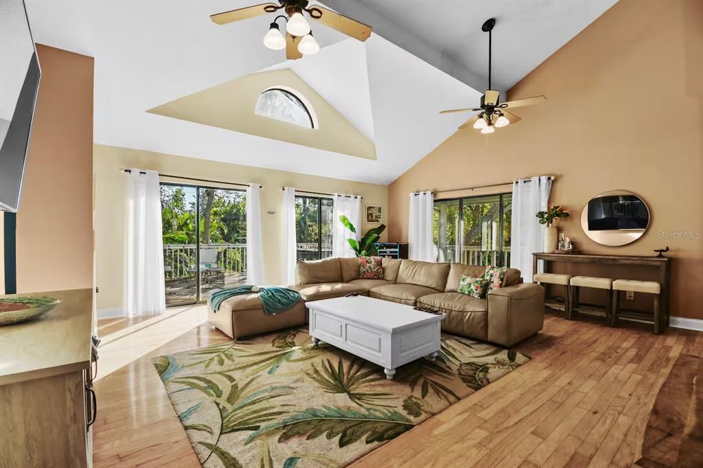 En Venta: $915,000 (4 camas, 3 baños, 2475 Pies cuadrados)