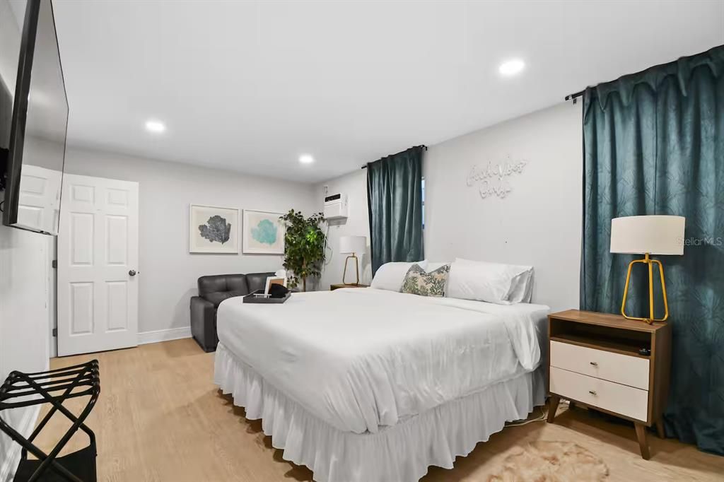 En Venta: $915,000 (4 camas, 3 baños, 2475 Pies cuadrados)