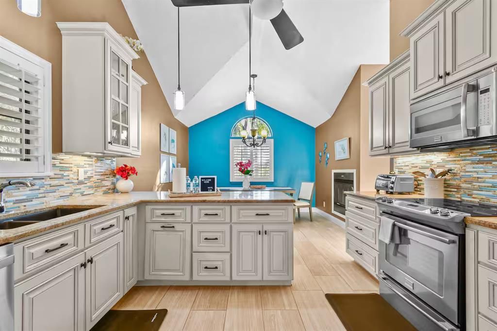 En Venta: $915,000 (4 camas, 3 baños, 2475 Pies cuadrados)