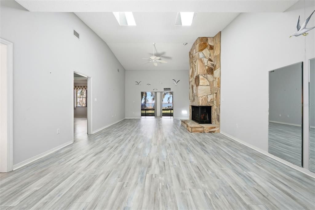 For Sale: $395,000 (2 beds, 2 baths, 1416 Square Feet)