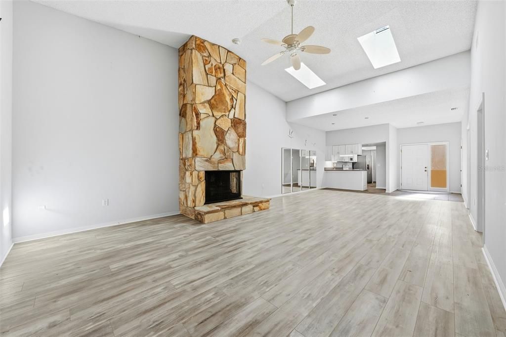 For Sale: $395,000 (2 beds, 2 baths, 1416 Square Feet)