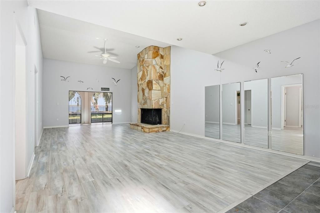 For Sale: $395,000 (2 beds, 2 baths, 1416 Square Feet)