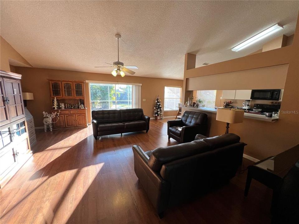 На продажу: $575,000 (4 спален, 2 ванн, 2258 Квадратных фут)