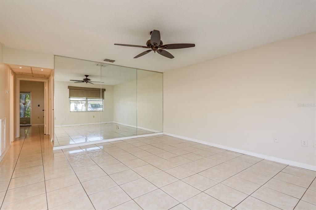 待售: $110,000 (2 贝兹, 2 浴室, 984 平方英尺)