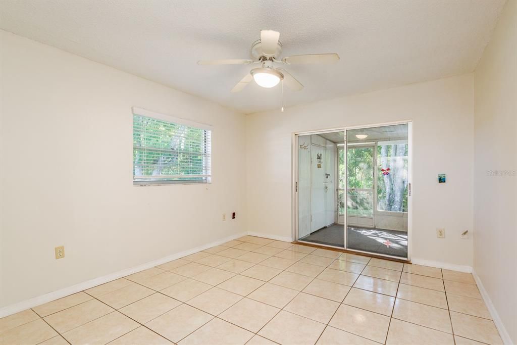 待售: $110,000 (2 贝兹, 2 浴室, 984 平方英尺)