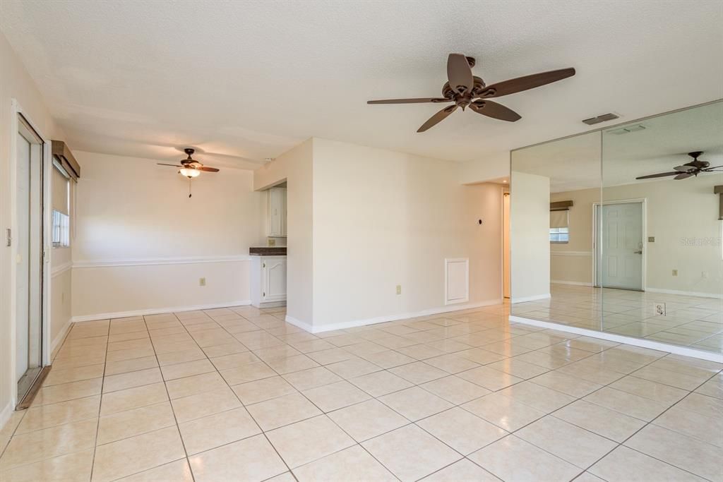 待售: $110,000 (2 贝兹, 2 浴室, 984 平方英尺)