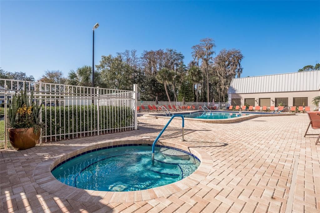 待售: $110,000 (2 贝兹, 2 浴室, 984 平方英尺)