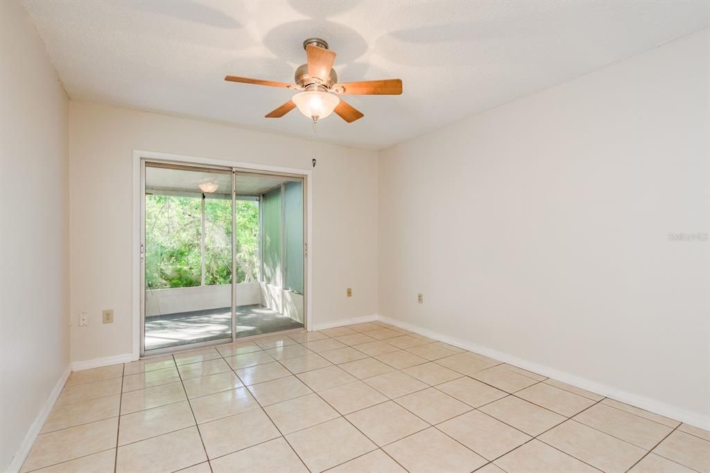 待售: $110,000 (2 贝兹, 2 浴室, 984 平方英尺)