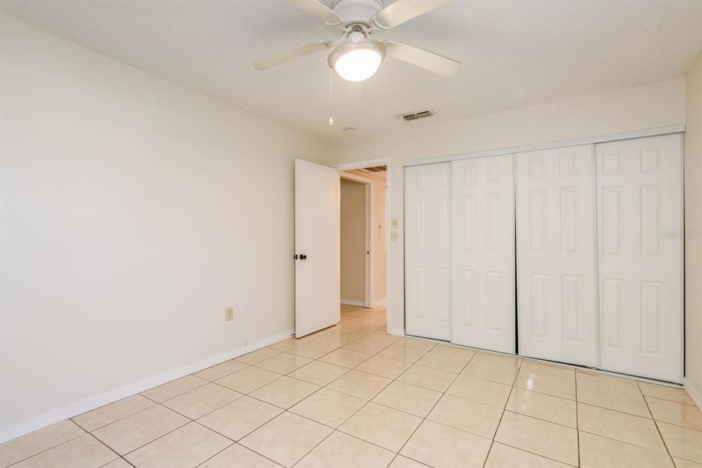 待售: $110,000 (2 贝兹, 2 浴室, 984 平方英尺)