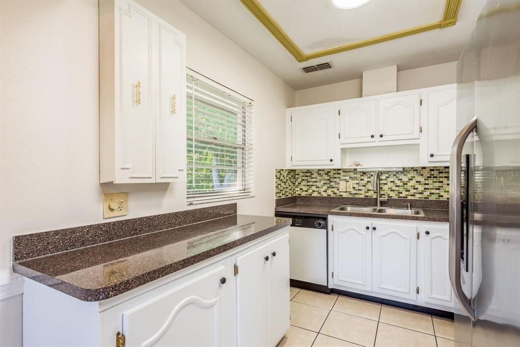 待售: $110,000 (2 贝兹, 2 浴室, 984 平方英尺)