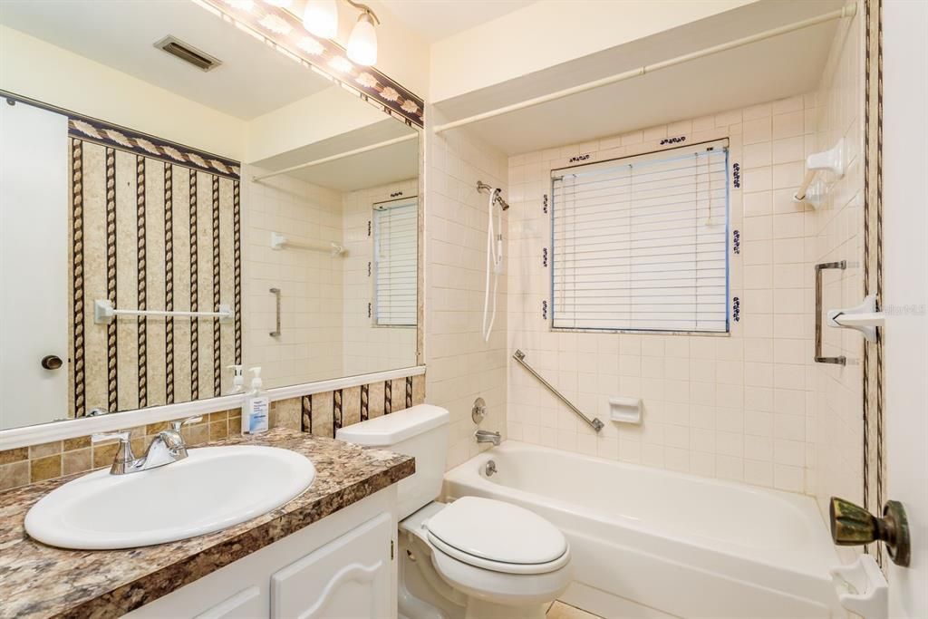 待售: $110,000 (2 贝兹, 2 浴室, 984 平方英尺)