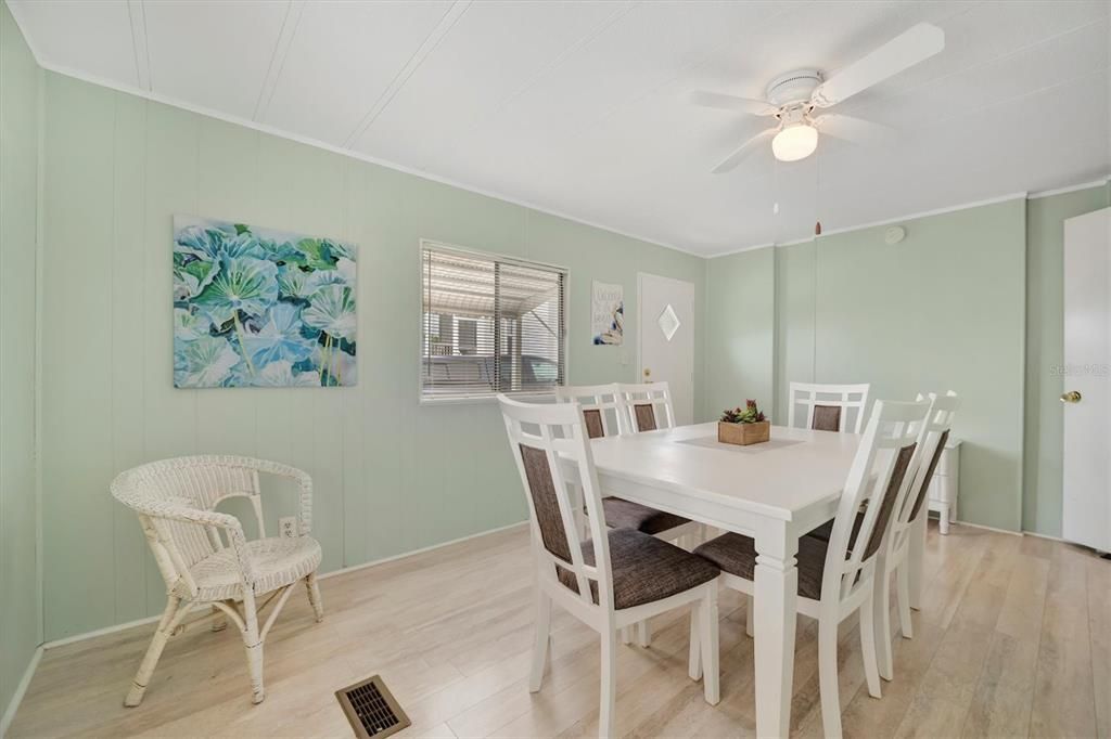 For Sale: $159,000 (2 beds, 2 baths, 1012 Square Feet)