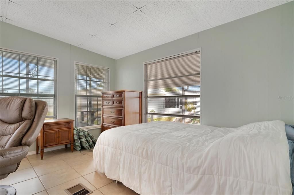 For Sale: $159,000 (2 beds, 2 baths, 1012 Square Feet)