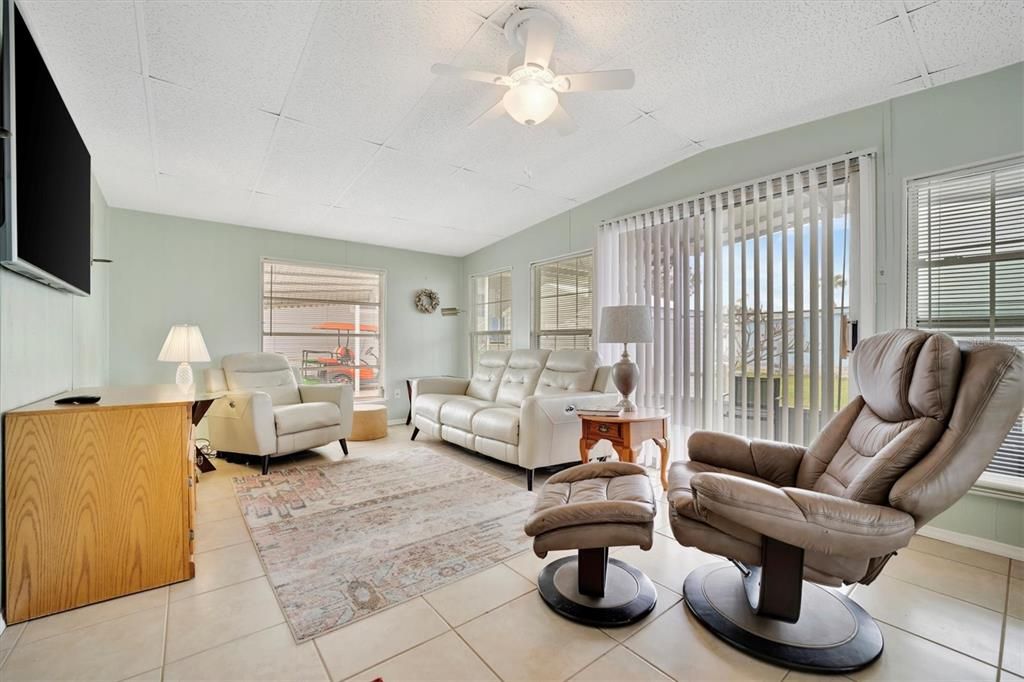 For Sale: $159,000 (2 beds, 2 baths, 1012 Square Feet)