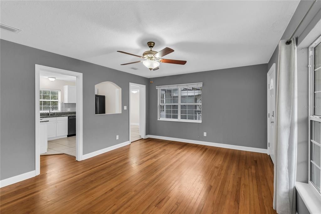 For Sale: $425,000 (2 beds, 1 baths, 960 Square Feet)