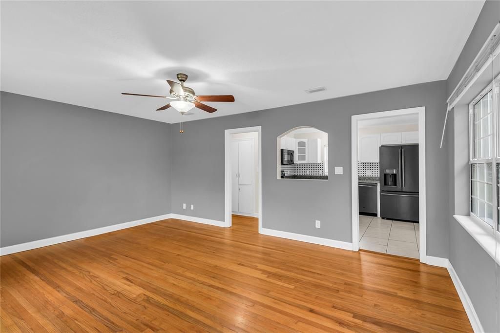 For Sale: $425,000 (2 beds, 1 baths, 960 Square Feet)