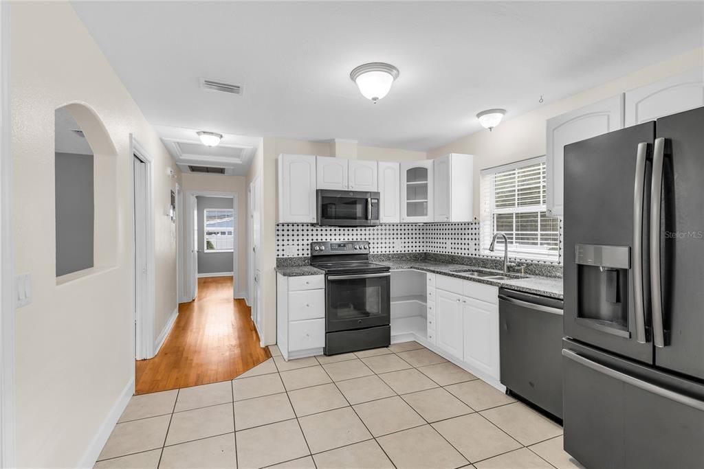 For Sale: $425,000 (2 beds, 1 baths, 960 Square Feet)