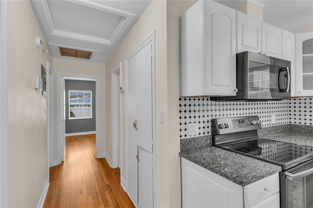For Sale: $425,000 (2 beds, 1 baths, 960 Square Feet)