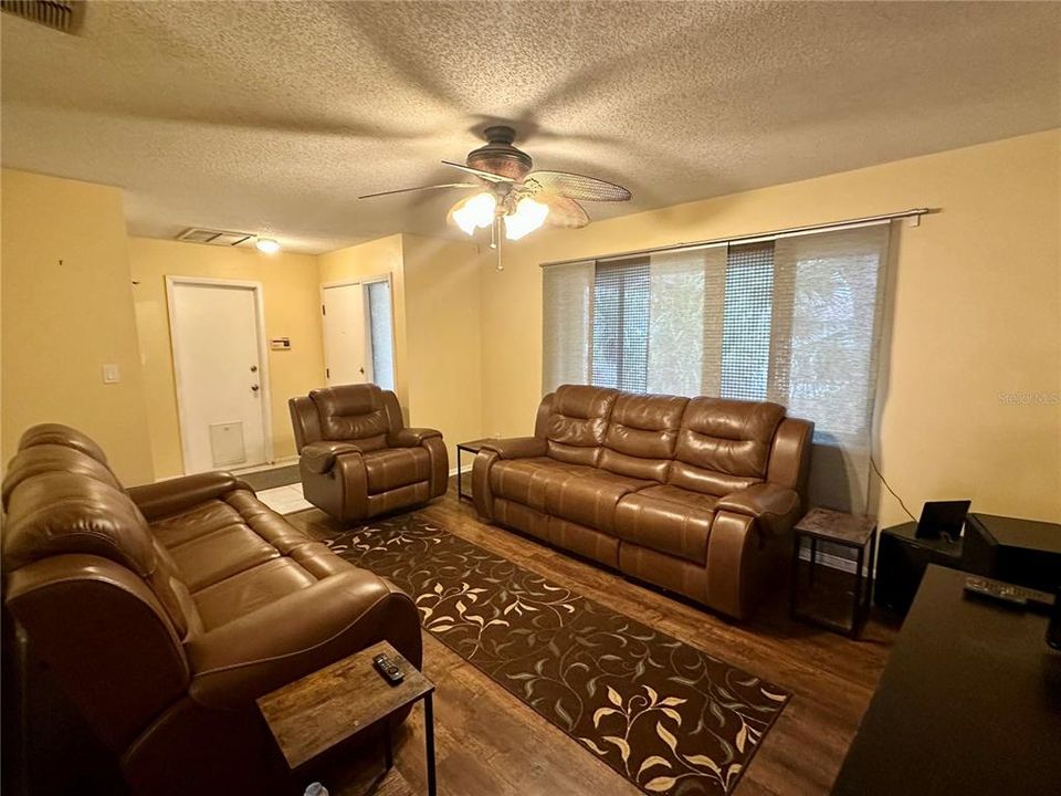 待售: $390,000 (3 贝兹, 2 浴室, 1565 平方英尺)