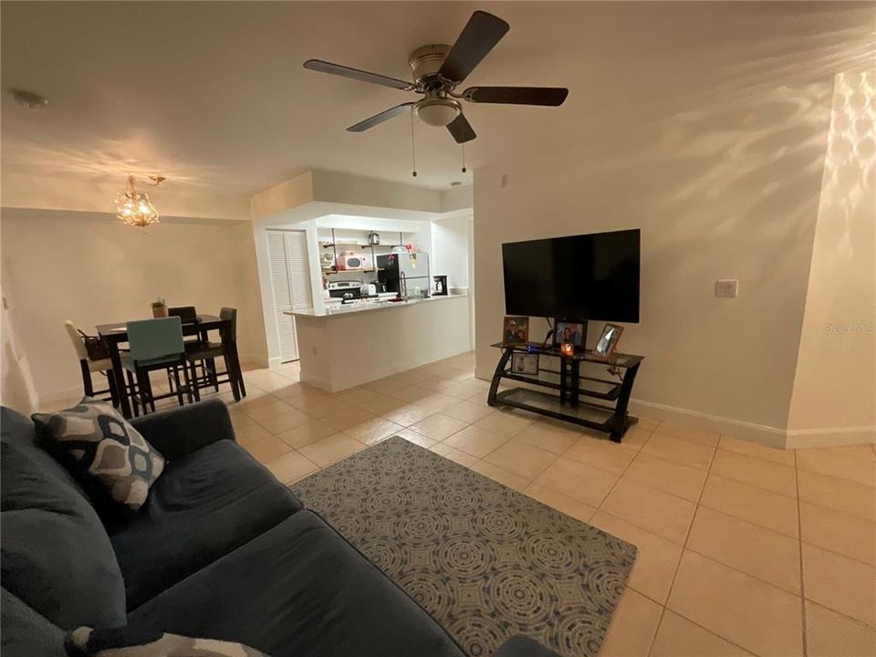 En Venta: $241,000 (2 camas, 2 baños, 937 Pies cuadrados)