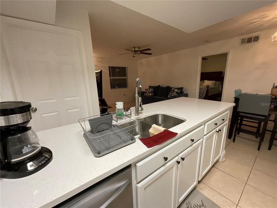 En Venta: $241,000 (2 camas, 2 baños, 937 Pies cuadrados)