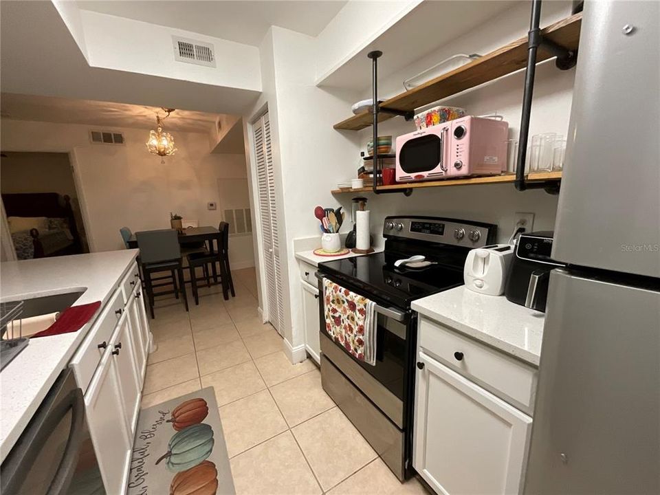 En Venta: $241,000 (2 camas, 2 baños, 937 Pies cuadrados)