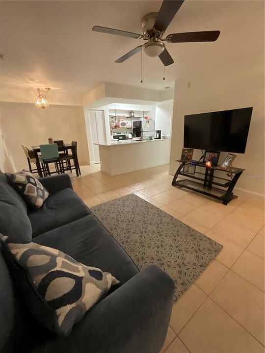 En Venta: $241,000 (2 camas, 2 baños, 937 Pies cuadrados)