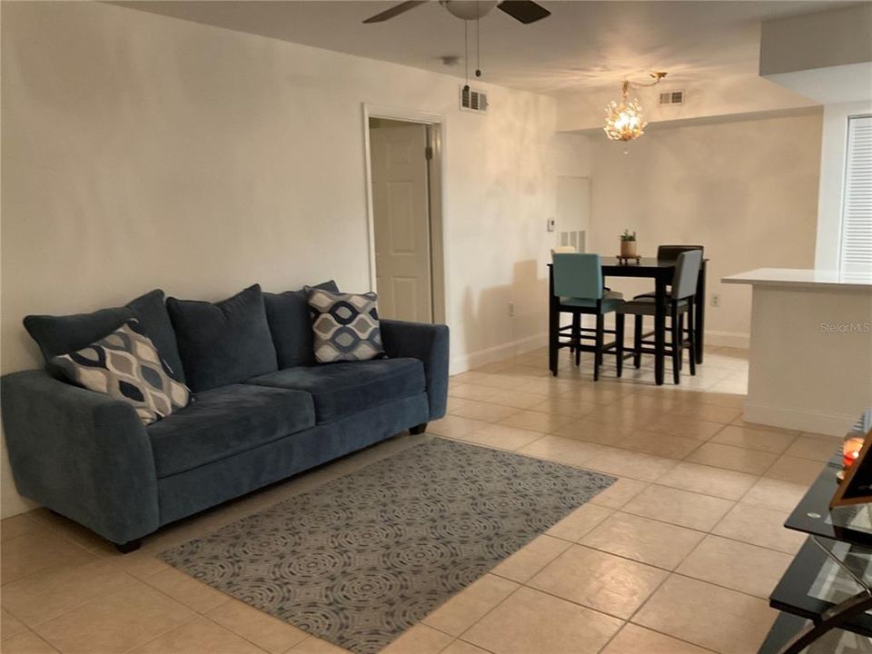 En Venta: $241,000 (2 camas, 2 baños, 937 Pies cuadrados)