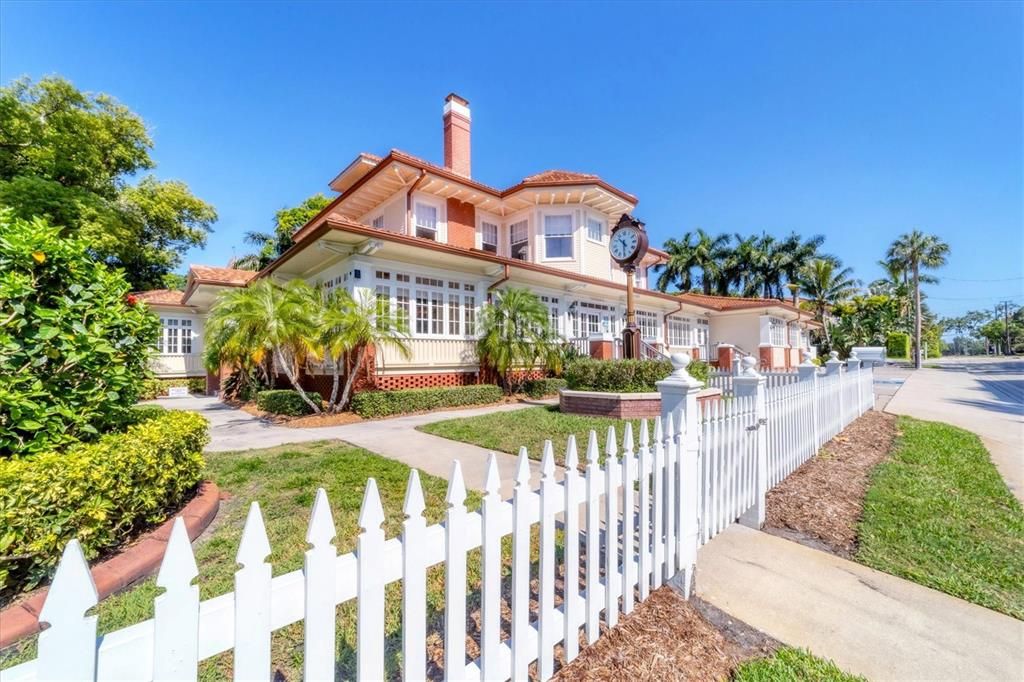 For Sale: $237,500 (3 beds, 1 baths, 1080 Square Feet)