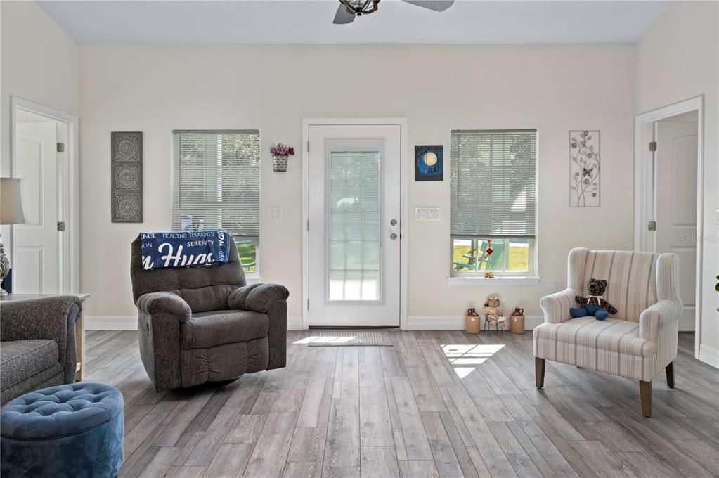 Под контрактом: $389,000 (2 спален, 2 ванн, 1232 Квадратных фут)