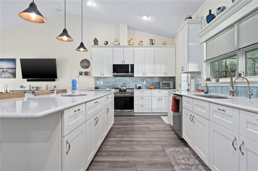 Под контрактом: $389,000 (2 спален, 2 ванн, 1232 Квадратных фут)