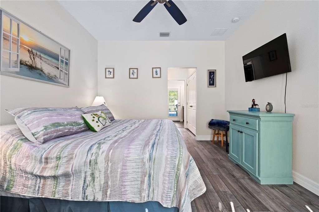 Под контрактом: $389,000 (2 спален, 2 ванн, 1232 Квадратных фут)