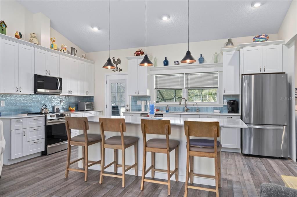 Под контрактом: $389,000 (2 спален, 2 ванн, 1232 Квадратных фут)