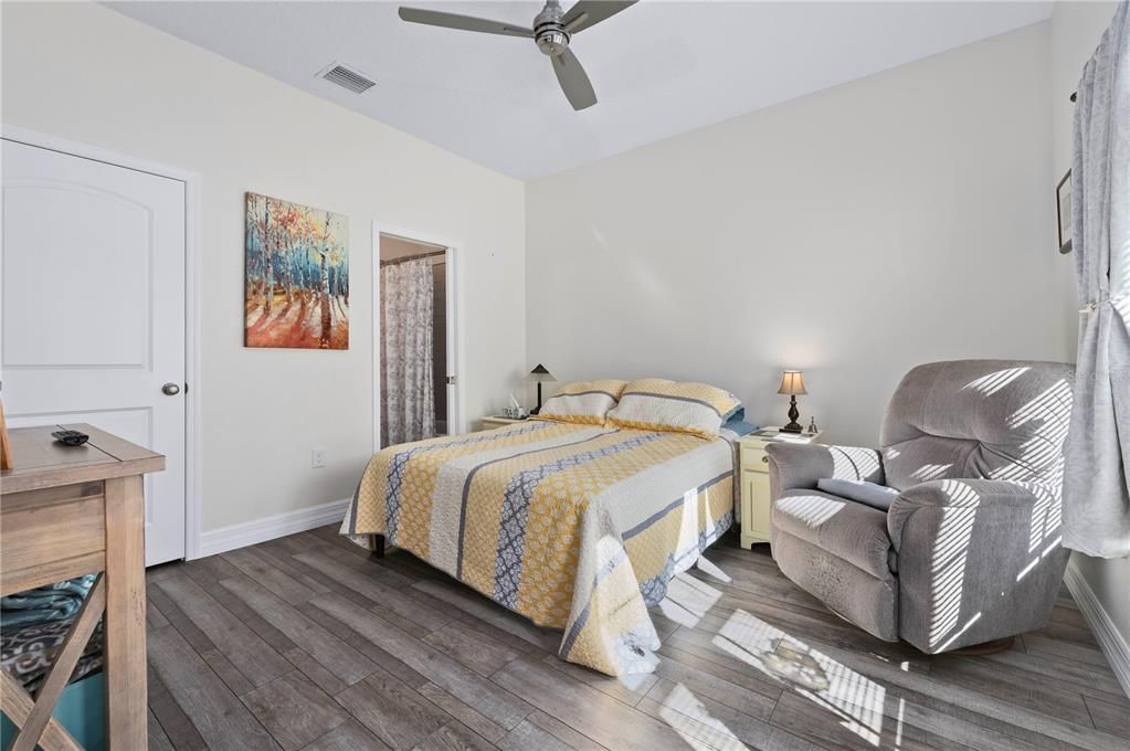 Под контрактом: $389,000 (2 спален, 2 ванн, 1232 Квадратных фут)