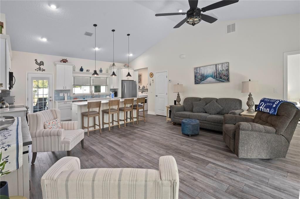 Под контрактом: $389,000 (2 спален, 2 ванн, 1232 Квадратных фут)