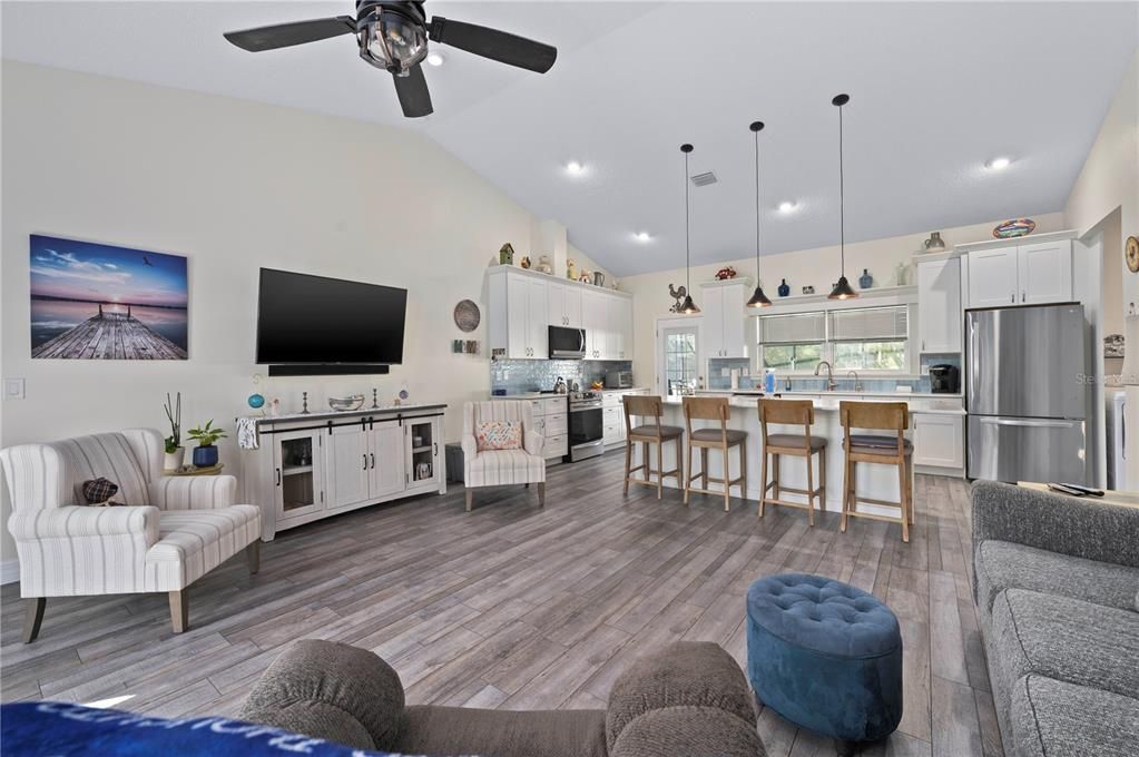 Под контрактом: $389,000 (2 спален, 2 ванн, 1232 Квадратных фут)