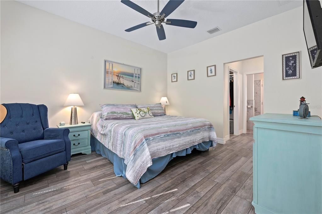 Под контрактом: $389,000 (2 спален, 2 ванн, 1232 Квадратных фут)