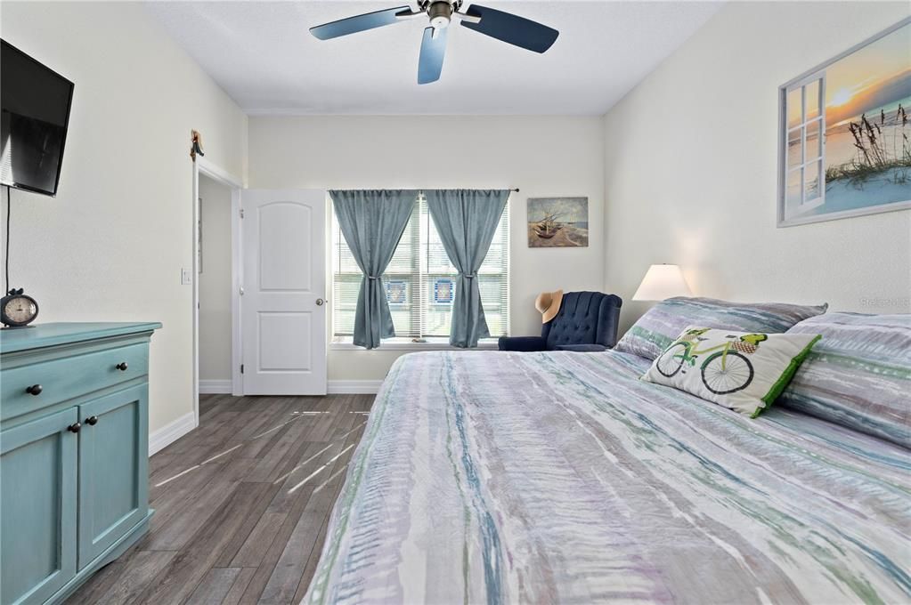 Под контрактом: $389,000 (2 спален, 2 ванн, 1232 Квадратных фут)