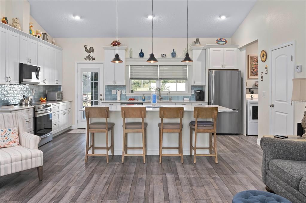 Под контрактом: $389,000 (2 спален, 2 ванн, 1232 Квадратных фут)