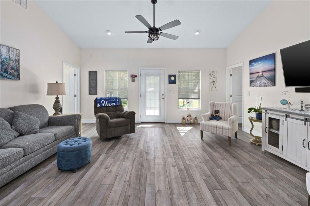 Под контрактом: $389,000 (2 спален, 2 ванн, 1232 Квадратных фут)