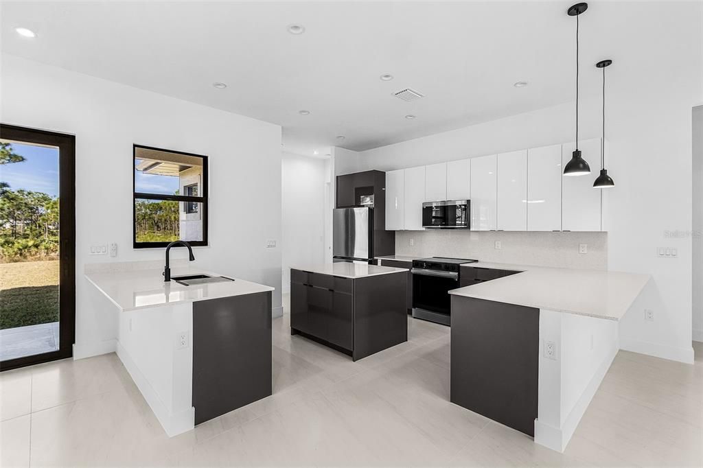 待售: $1,000,000 (4 贝兹, 3 浴室, 2002 平方英尺)