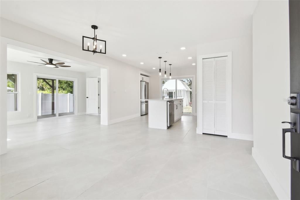 待售: $425,000 (3 贝兹, 2 浴室, 1073 平方英尺)