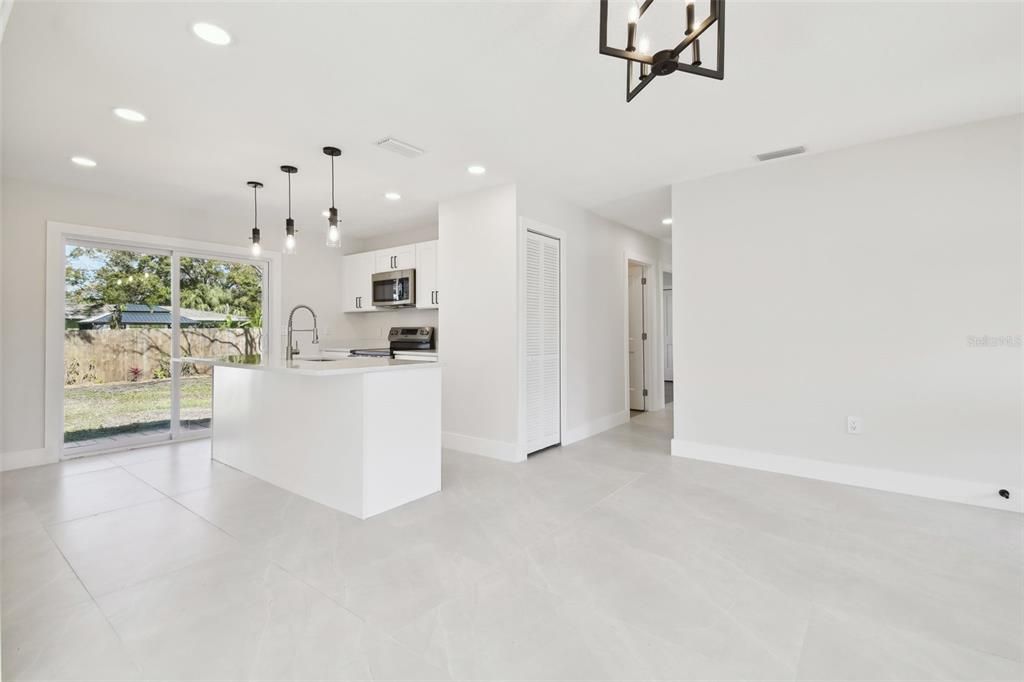 待售: $425,000 (3 贝兹, 2 浴室, 1073 平方英尺)