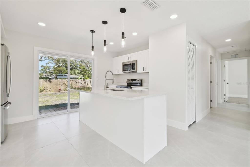 待售: $425,000 (3 贝兹, 2 浴室, 1073 平方英尺)