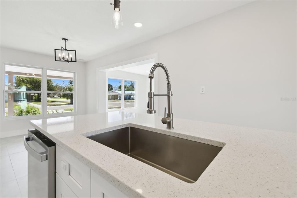 待售: $425,000 (3 贝兹, 2 浴室, 1073 平方英尺)