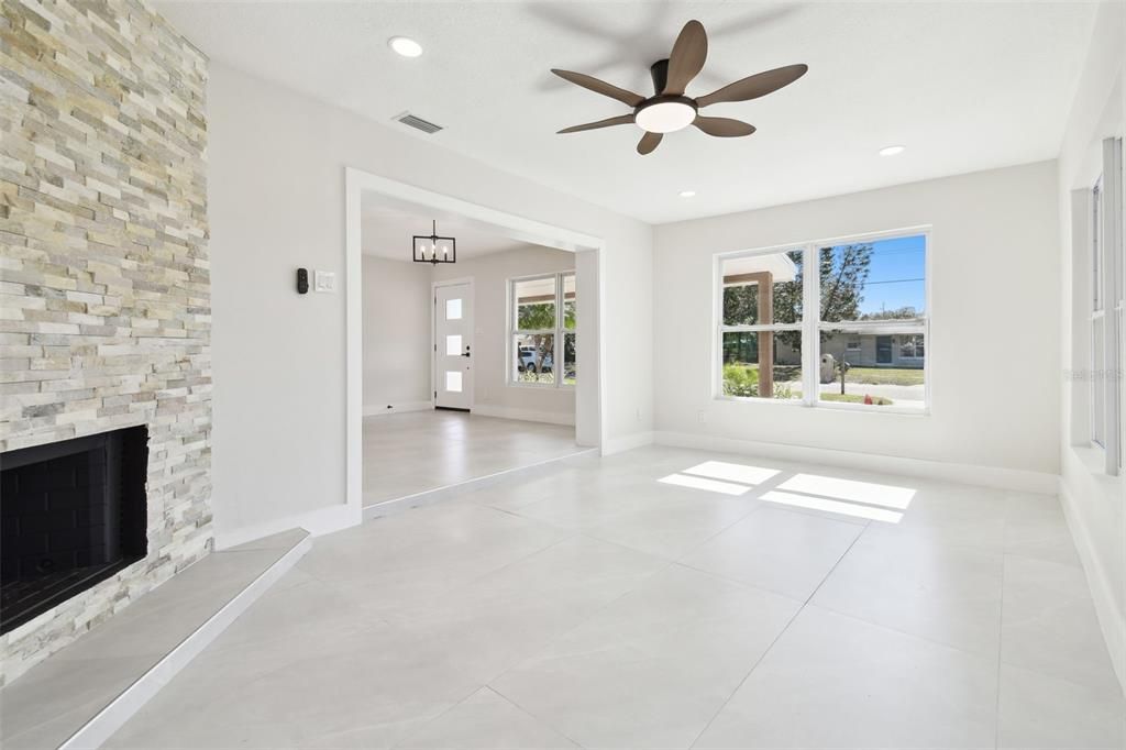 待售: $425,000 (3 贝兹, 2 浴室, 1073 平方英尺)