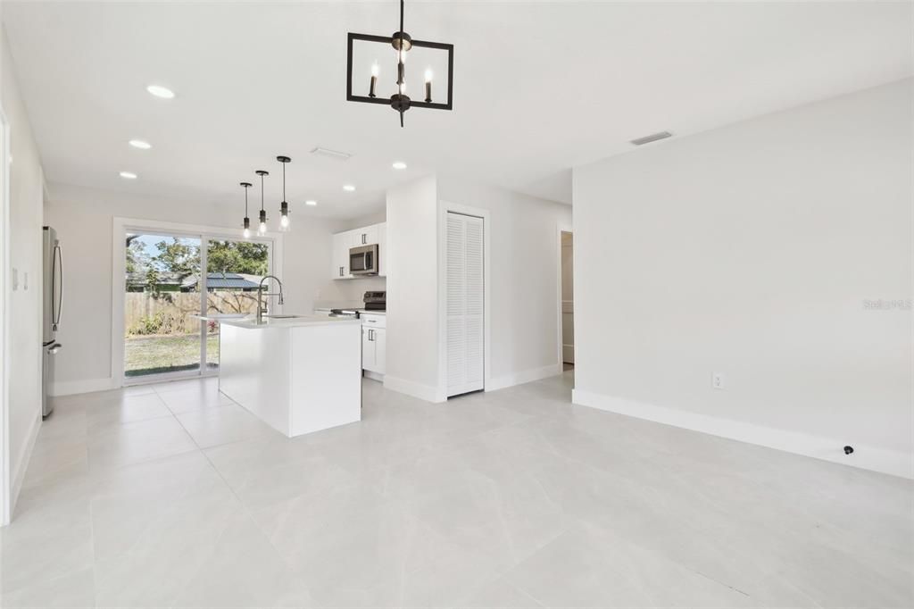 待售: $425,000 (3 贝兹, 2 浴室, 1073 平方英尺)